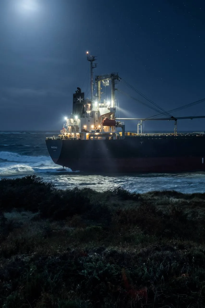 Ночная фотография судна SUNNY FAITH, севшего позавчера на мель в Янтарном 🚢🌙