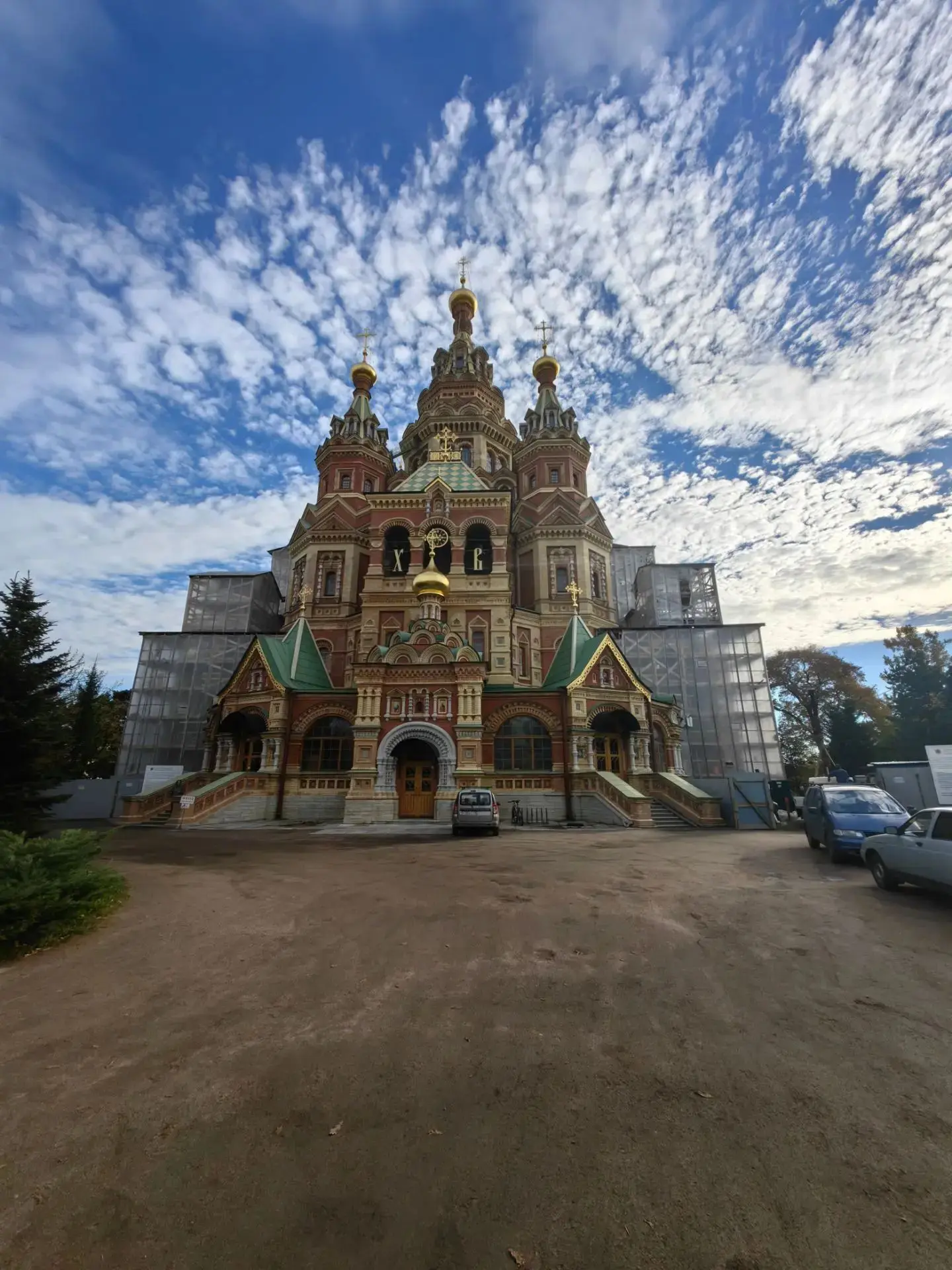 В рабочий полдень полюбуйтесь Петергофским собором святых апостолов Петра и Павла