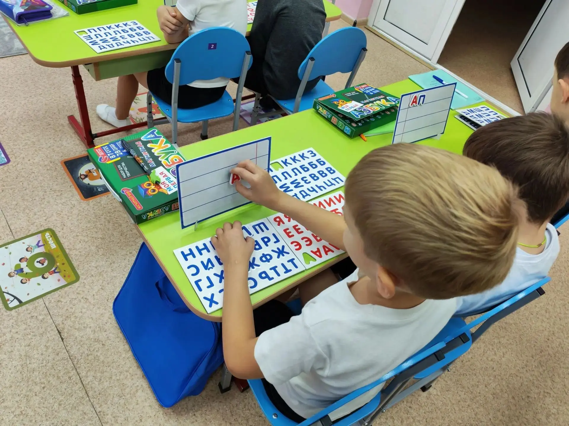 📚✨ Закрепляем звуки и буквы: весёлая работа с магнитной азбукой! 🧲🔤