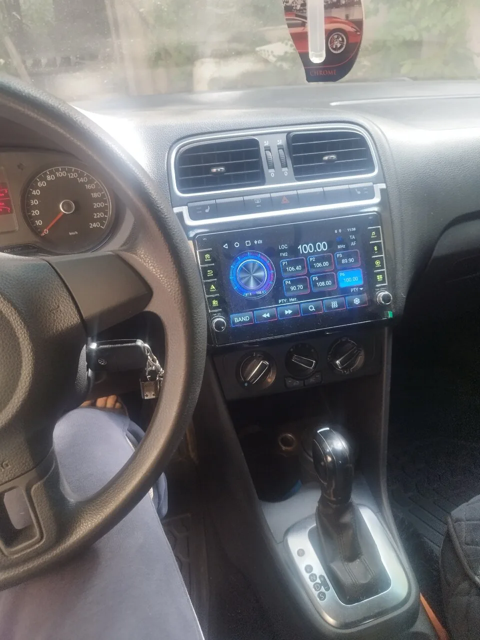 Продам Volkswagen Polo седан 2011 года, новый ГРМ, резина, АКБ, 750000