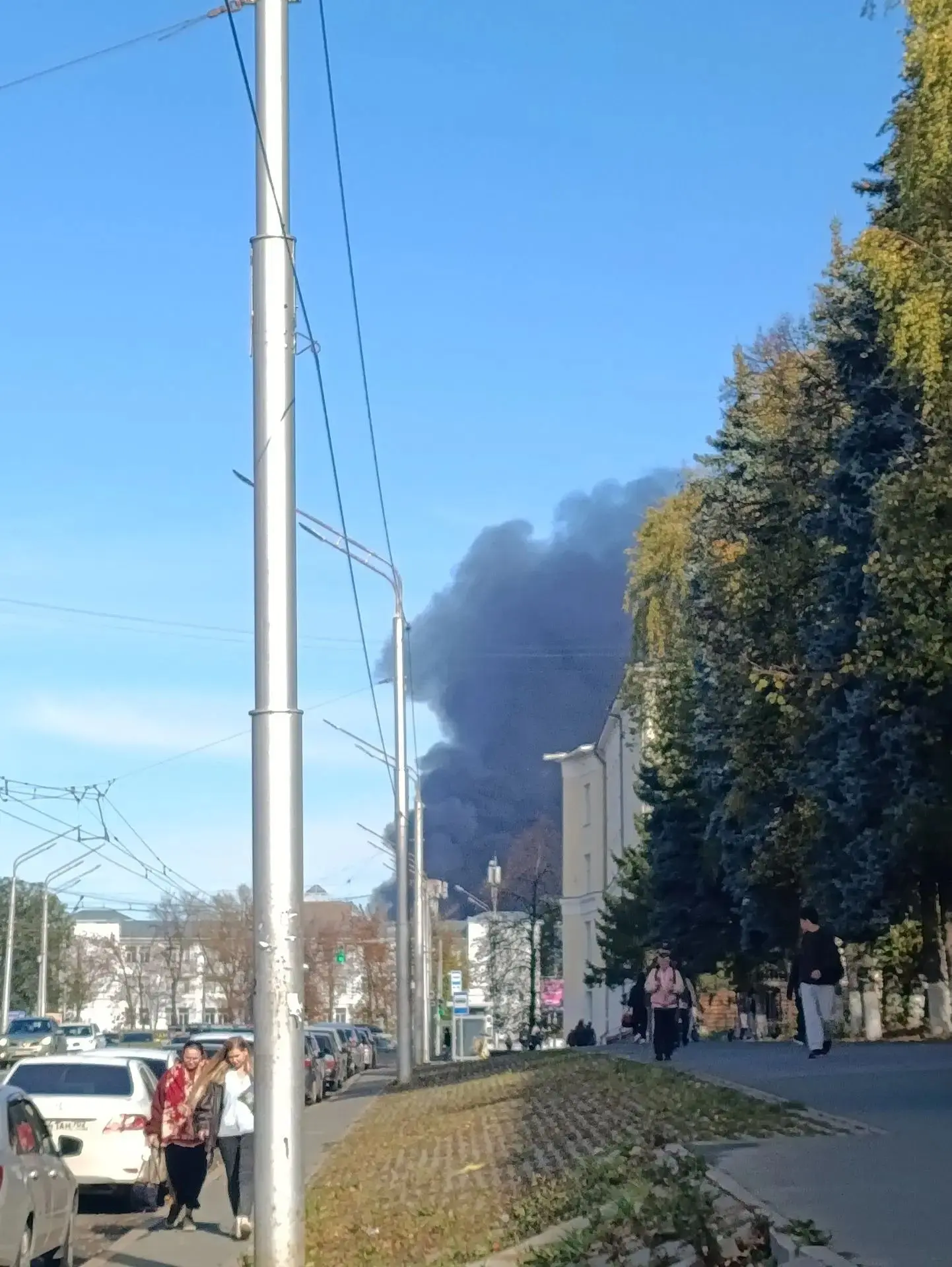 🔥 В Уфе возле Южного автовокзала поднялся густой чёрный дым