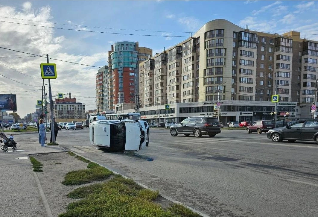 ‼️Легковушка перевернулась после массового ДТП у ТЦ «Круиз»