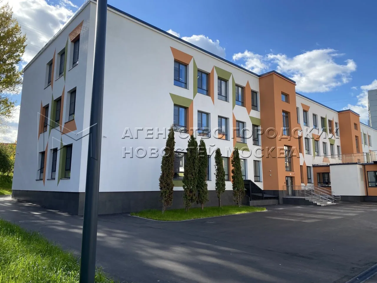 Школа № 556 на Днепропетровской улице, 33А, после капитального ремонта.