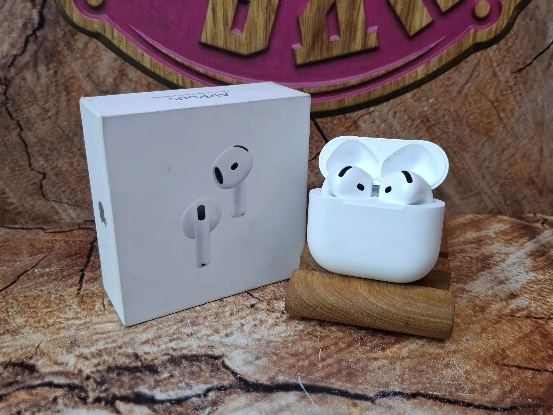 AirPods 4 с активным шумоподавлением (ANC).