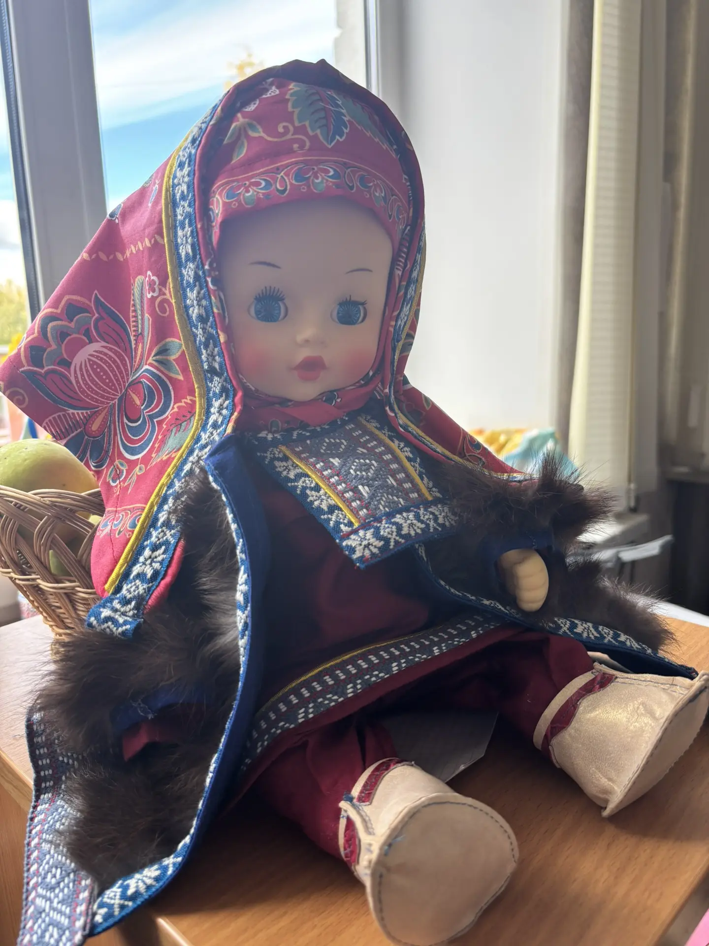 В далёкой северной земле, где зима долго держит власть над землёй, а лето — будто корот...