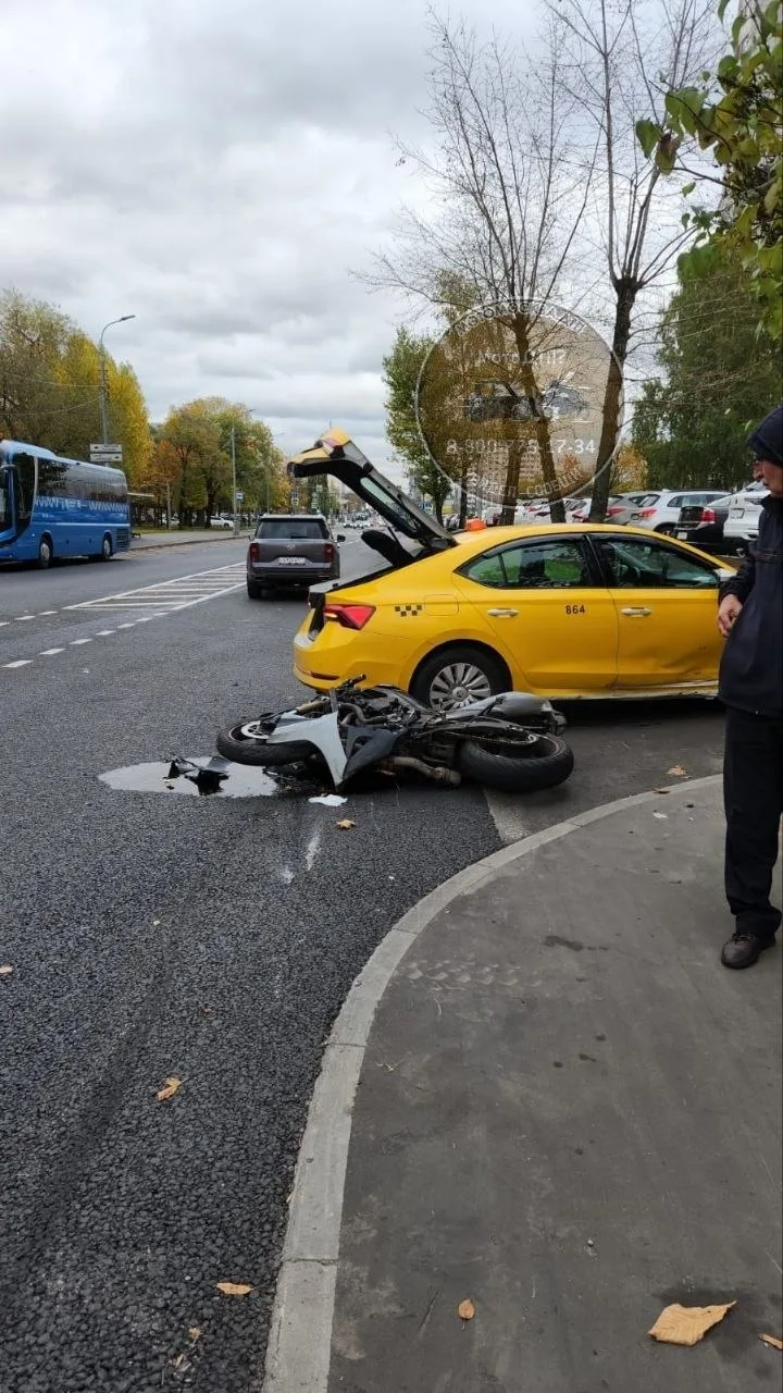 ⚠️ДТП вблизи ул.Декабристов, д.10, корп.2. Мотоциклист жив.