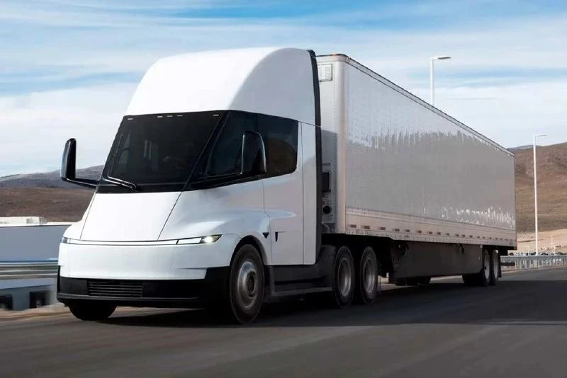 Компания Tesla представила грузовик Tesla Semi еще в 2017 году и теперь электрический т...