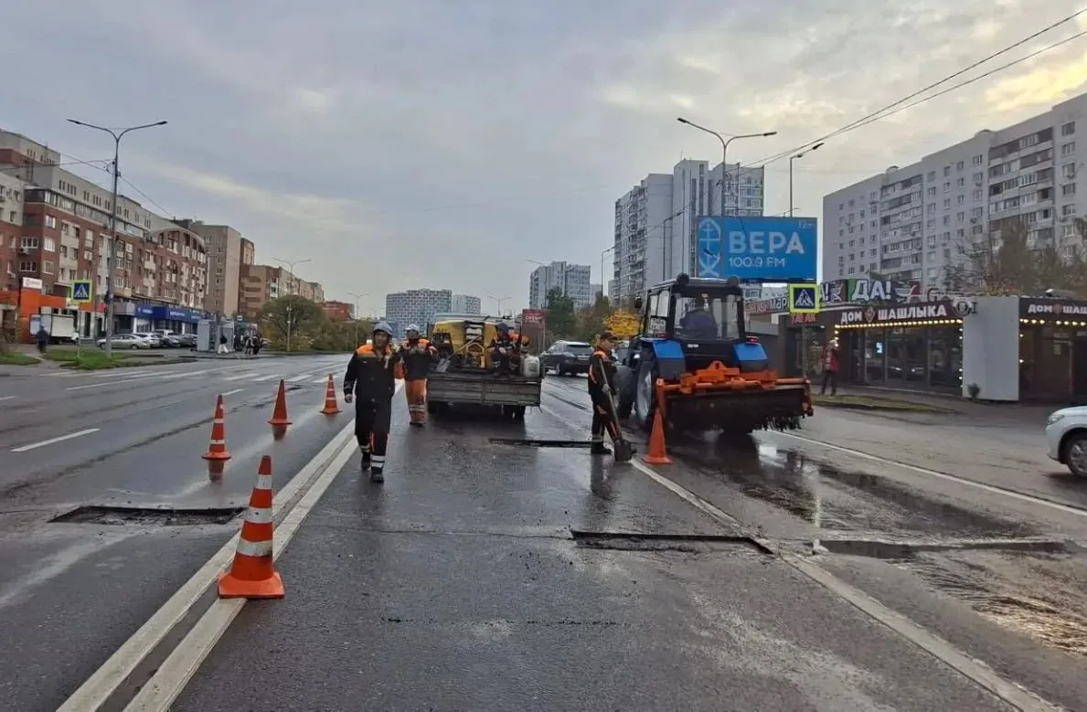 В городе продолжаются ремонтные работы по восстановлению дорожного полотна