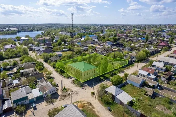 В Дубовке Волгоградской области выставлен на продажу комплекс зданий, одно из которых о...