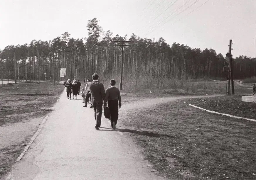 Шоссе Космонавтов и Балатовский парк. Дорожка направо - будущая ул. Подлесная