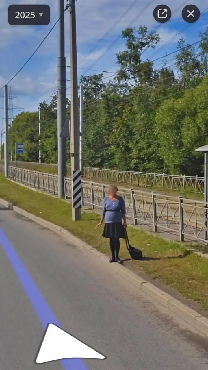 В Петербурге проститутка уже 25 лет стоит на одной и той же точке Петергофского шоссе, ...