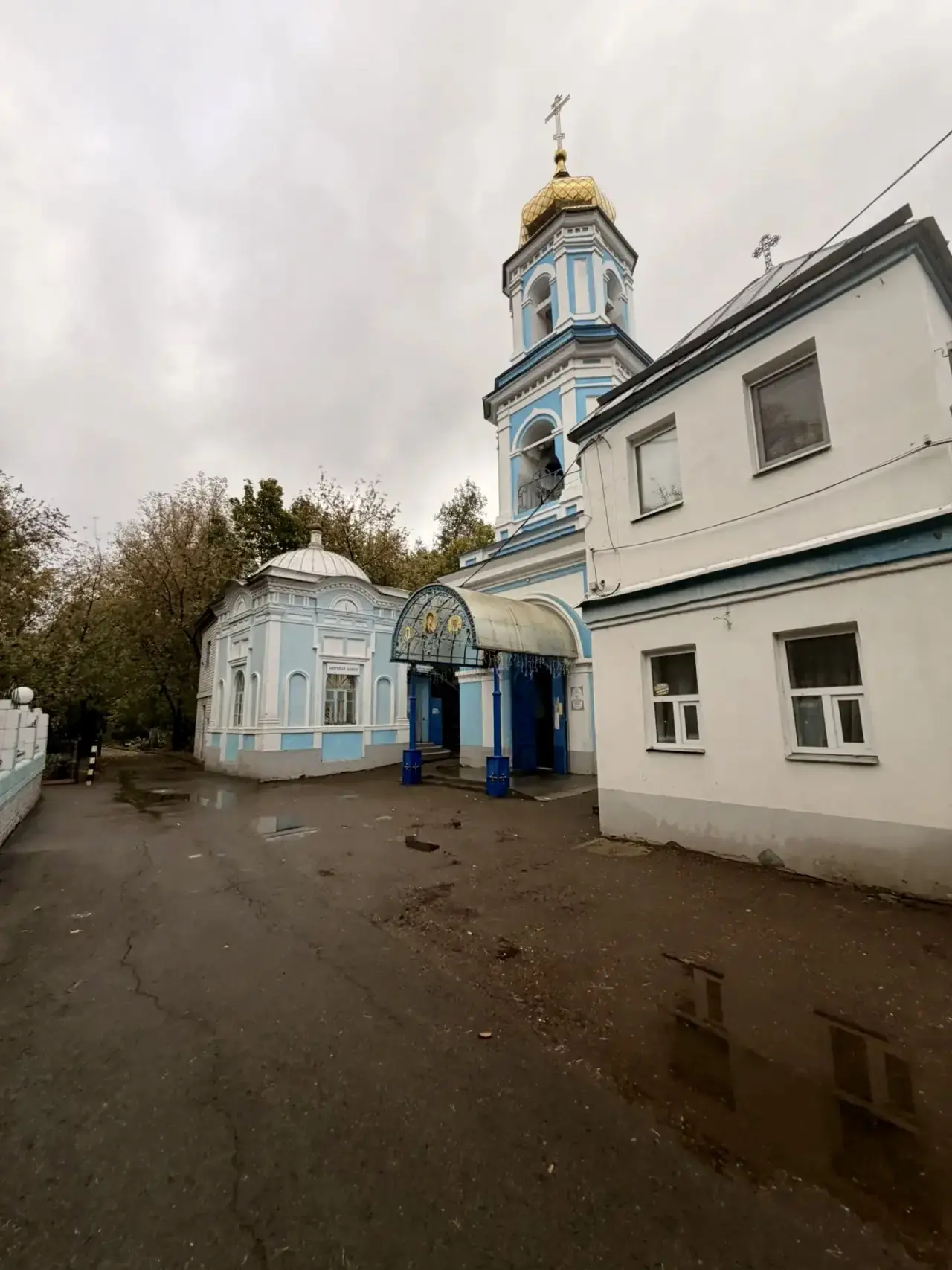 Сегодня так захотелось сходить в храм и просто помолиться, помолчать