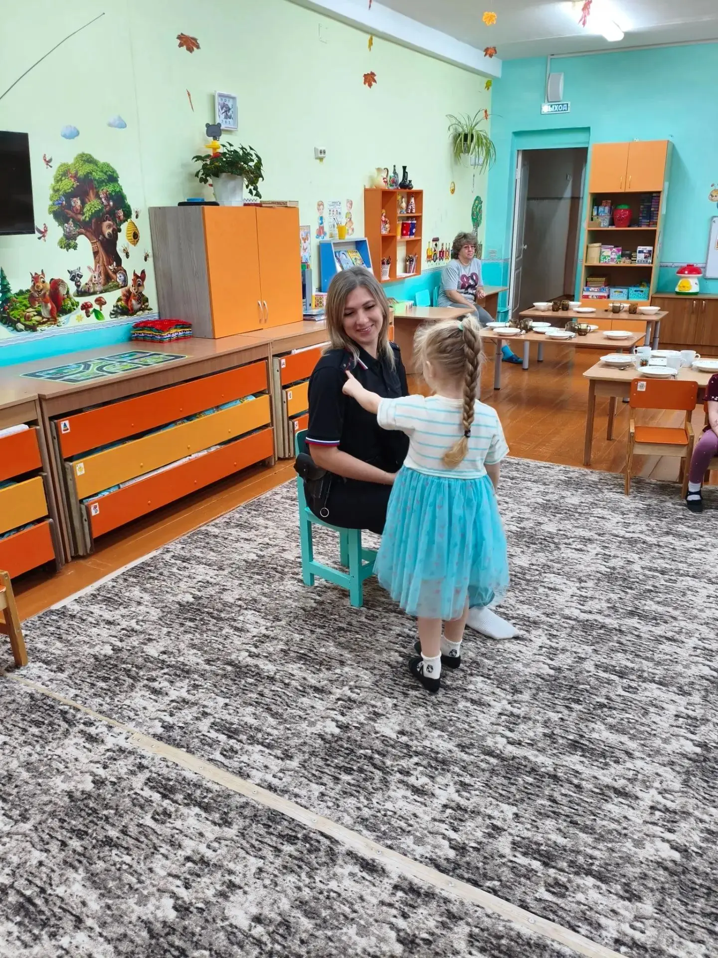 Сегодня у нас побывал важный гость - сотрудник полиции (она же наша родительница Тарада...