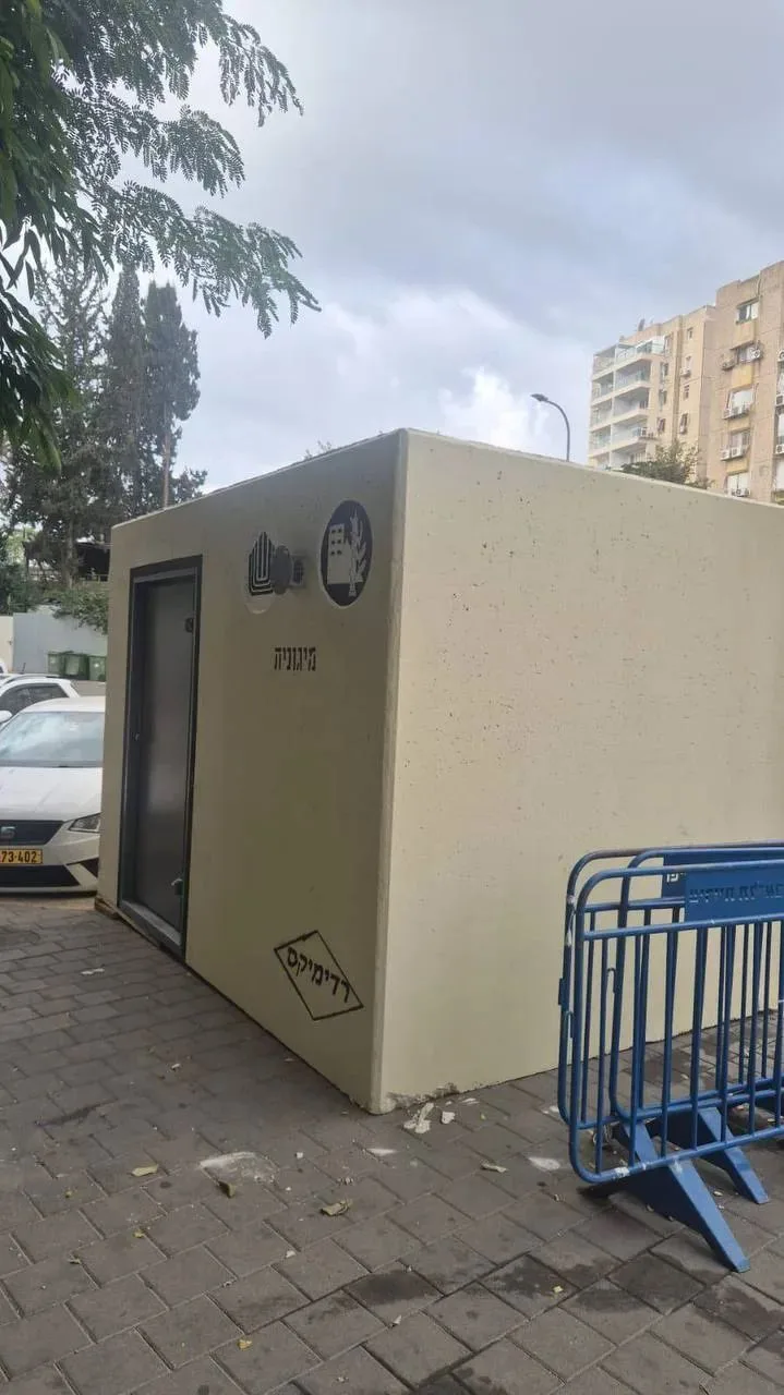 🇮🇱 В Тель-Авиве стали появляться мобильные укрытия от обстрелов. И это на фоне сообще...