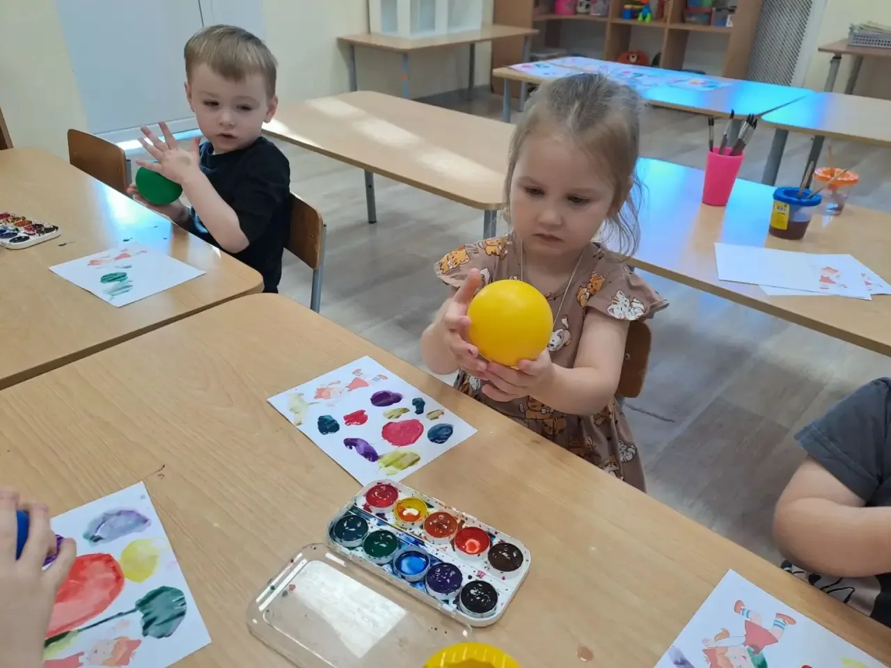 Сегодня  ребятам из группы шестнадцать пришла кукла Катя — и очень расстроилась: она ра...