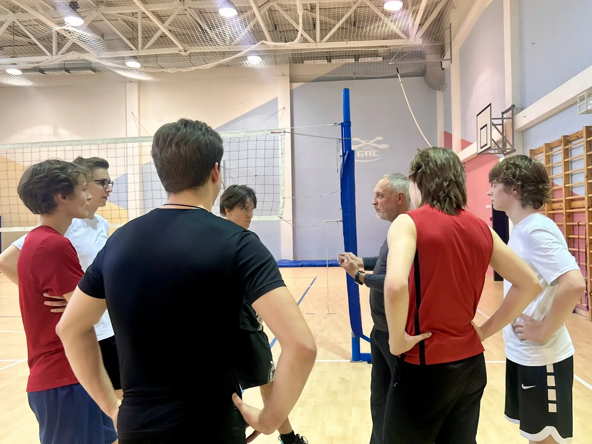 🏐 Папы против детей: волейбольный матч поколений! 💙