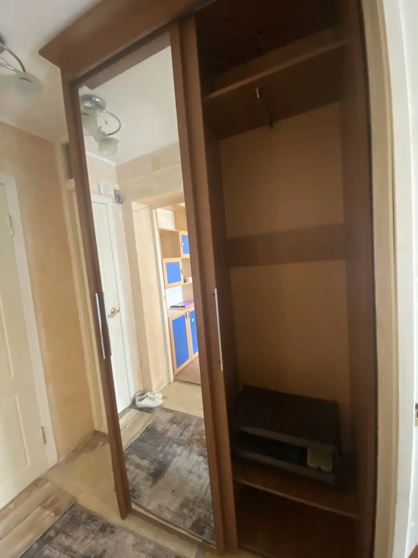 Срочно продаю шкаф купе в хорошем состоянии. Причина переезд. Необходимо разобрать само...