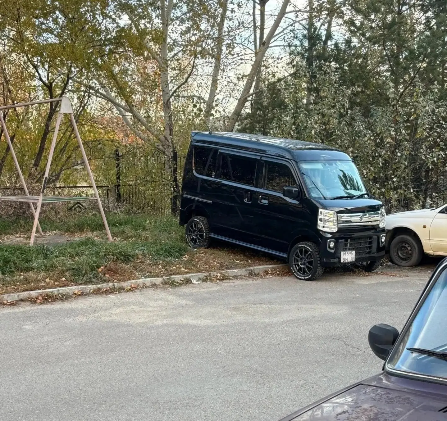 👮‍♂️ Газоны и пешеходные переходы — не место для стоянки: в Благовещенске продолжают в...