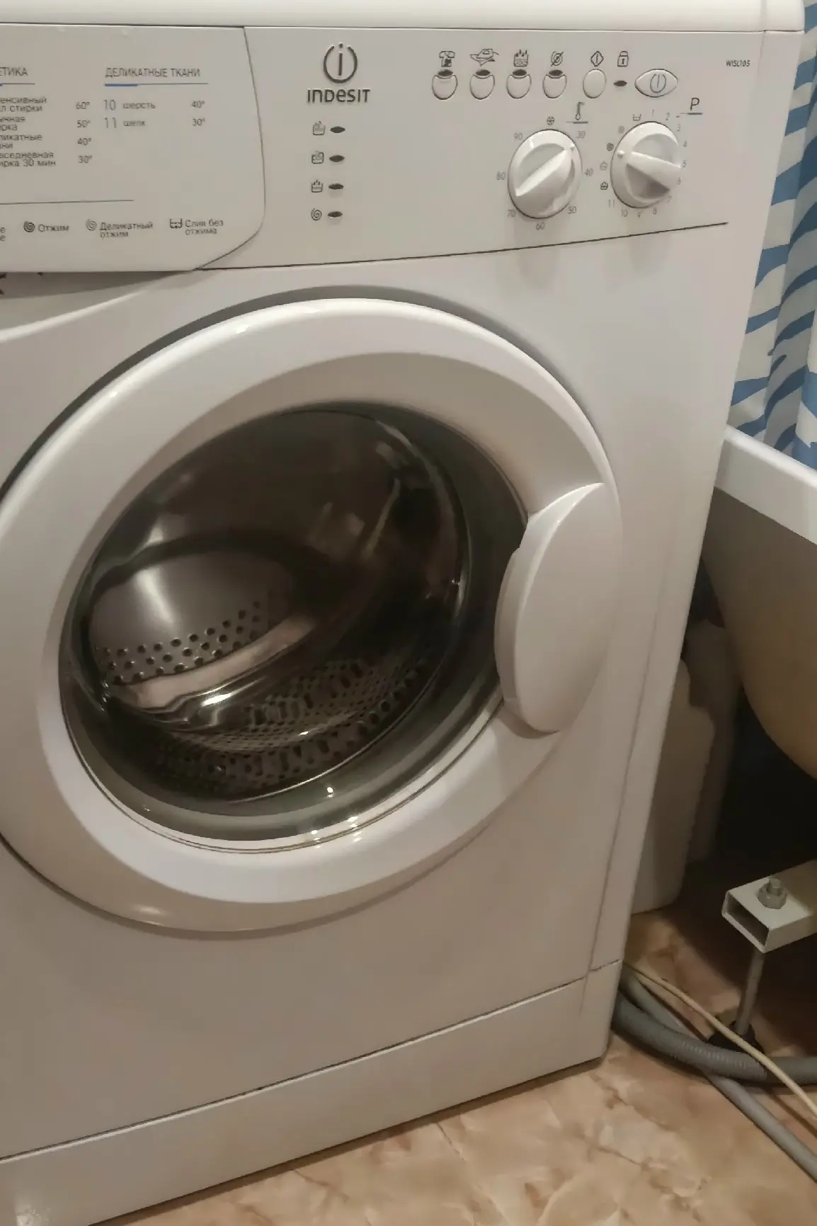 Продам стиральную машинку indesit(стучит барабан) 5000р