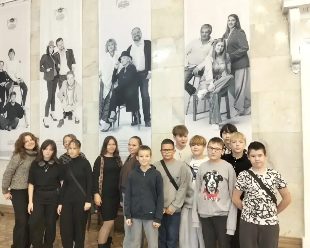 🎭 Выходные с пользой и искусством: 6 «В» класс в театре! ✨🏛️