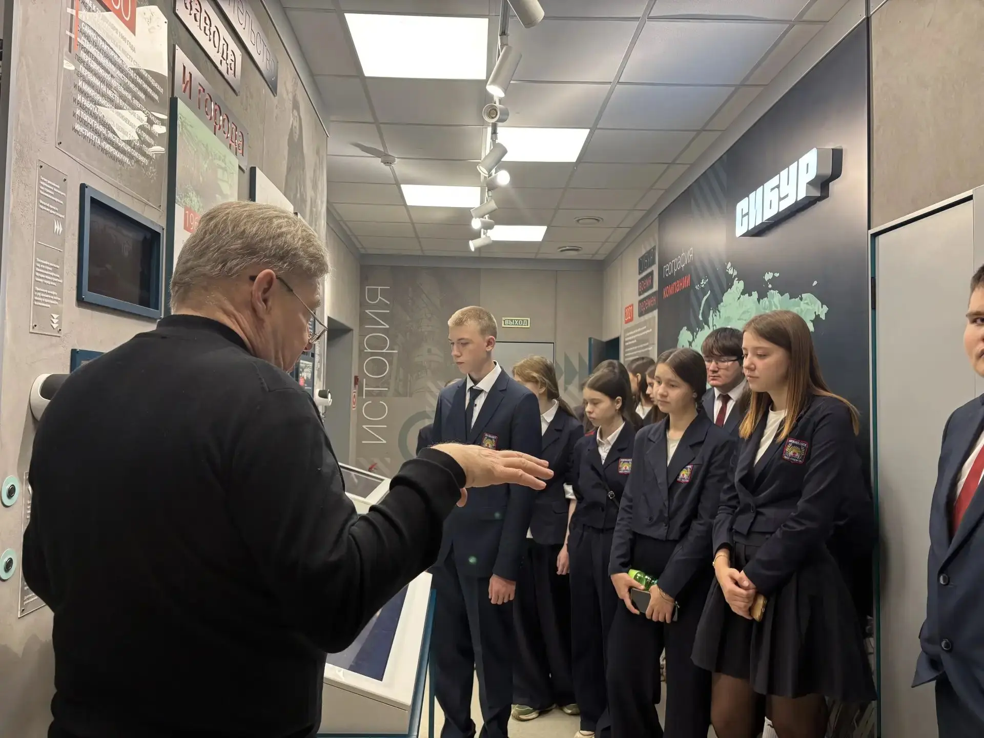 Ученики 9Г посетили экскурсию «Мир полимеров» от СИБУР 🧪🏭