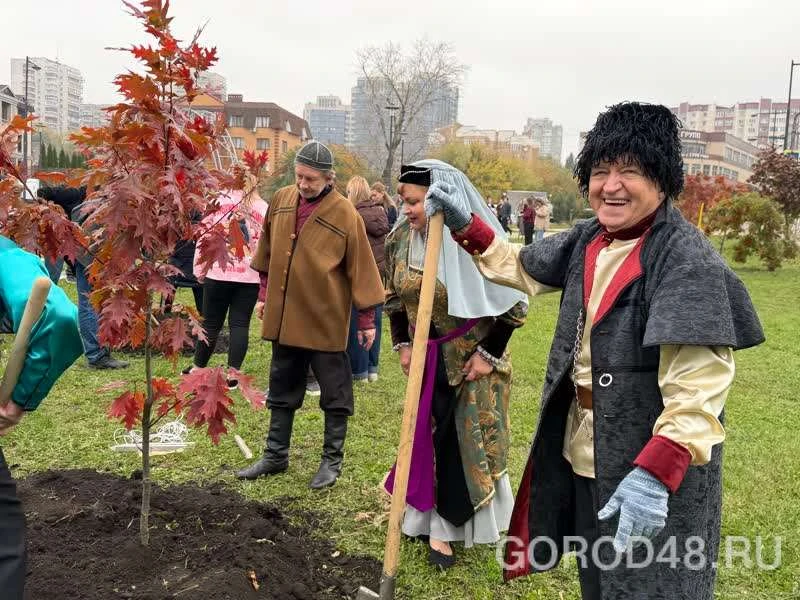Gorod48: "Вместо «Вишнёвого сада» — дубовый: на Городище появилась театральная аллея" 🎉