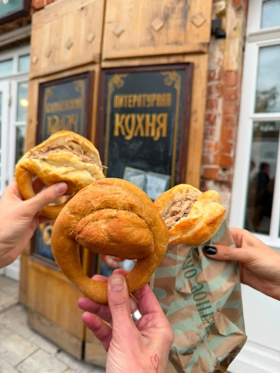 Осенний настрой в Коломне! 🍁 Прогуляйтесь по уютным улочкам с красивыми домиками, заод...