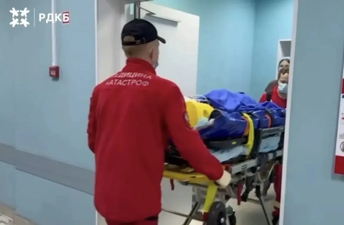 Подростка, пережившего нападение медведя в Алтайском крае, доставили в Москву