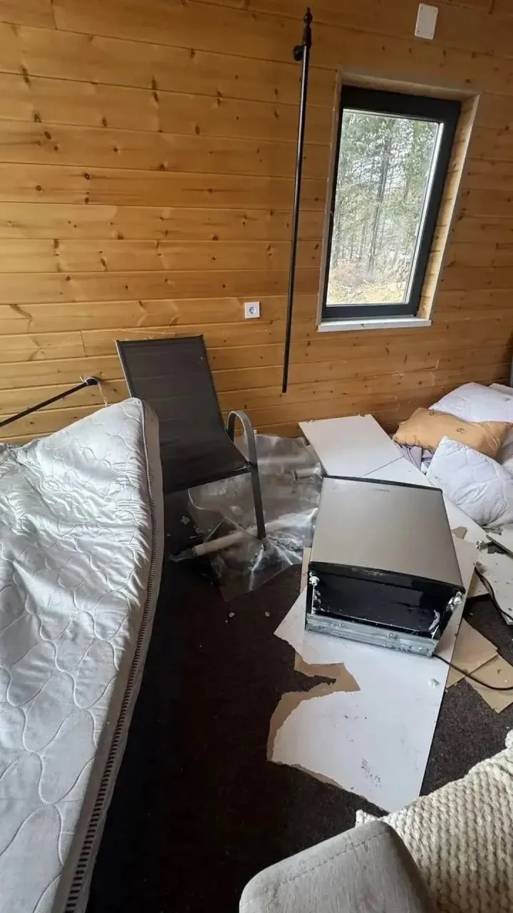 Медведь проник в гостевой домик Федерации лыжного спорта в Тыве и разгромил его.