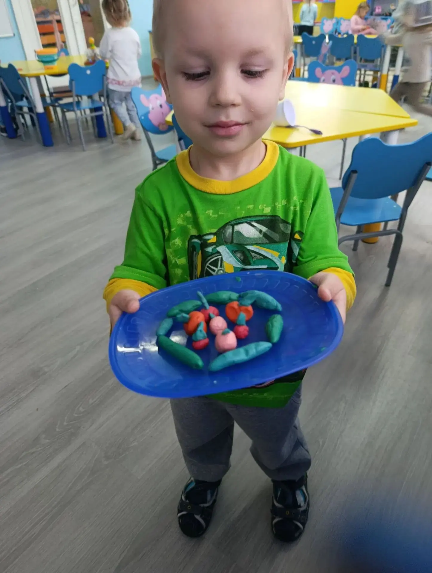 Сегодня наши ребята лепили овощи: красный помидор 🍅 и зеленый огурчик 🥒. Это не прост...
