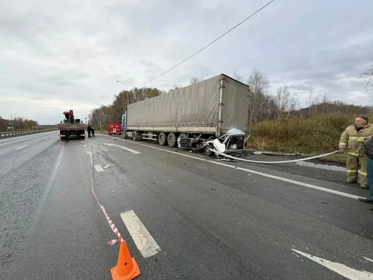 😱🚛 ЛЕГКОВУШКА ОКАЗАЛАСЬ ПОД ГРУЗОВИКОМ: ВОДИТЕЛЬ ПОГИБ НА МЕСТЕ 💔
