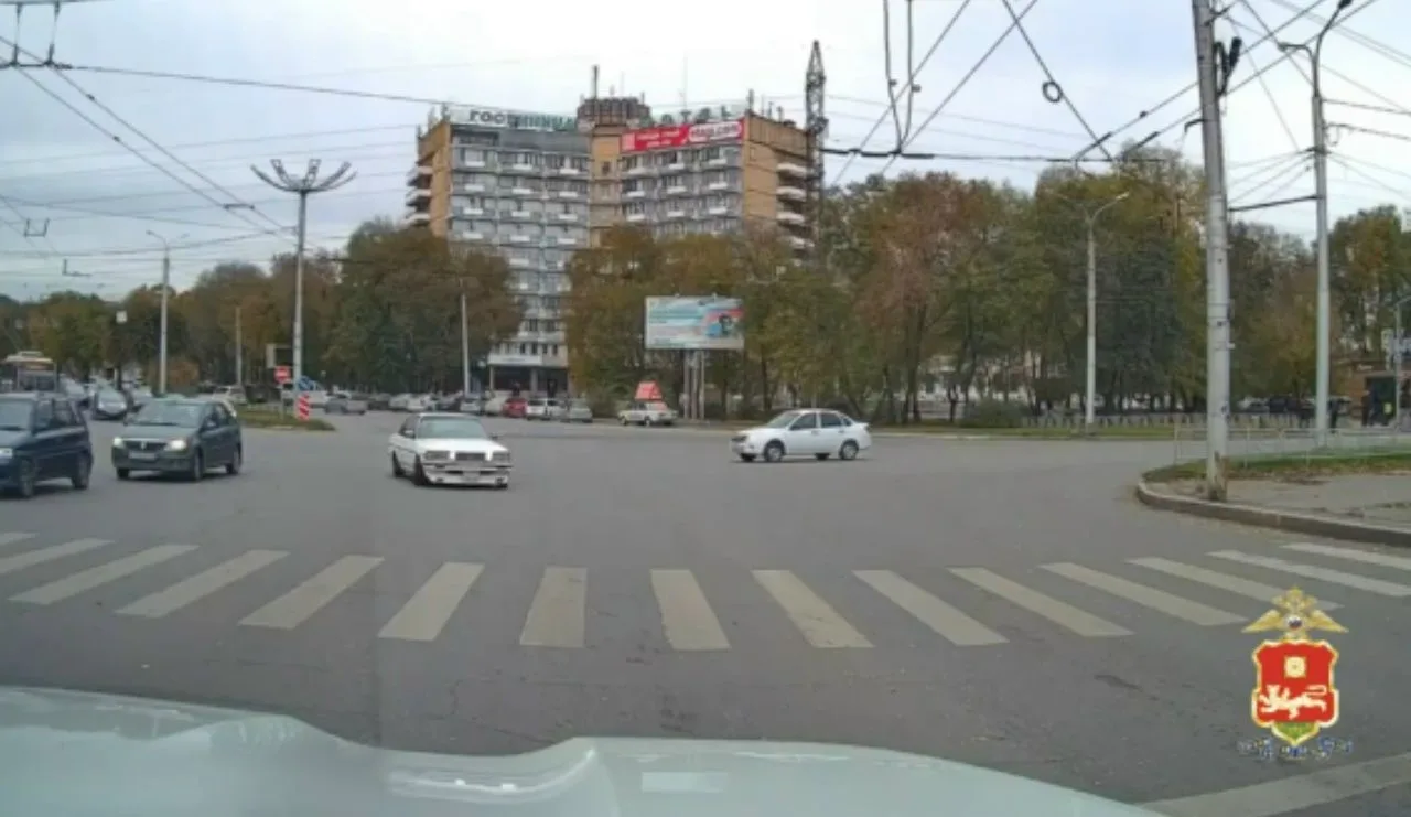 На эмоциях: в Абакане водитель допустил занос на оживлённом перекрёстке