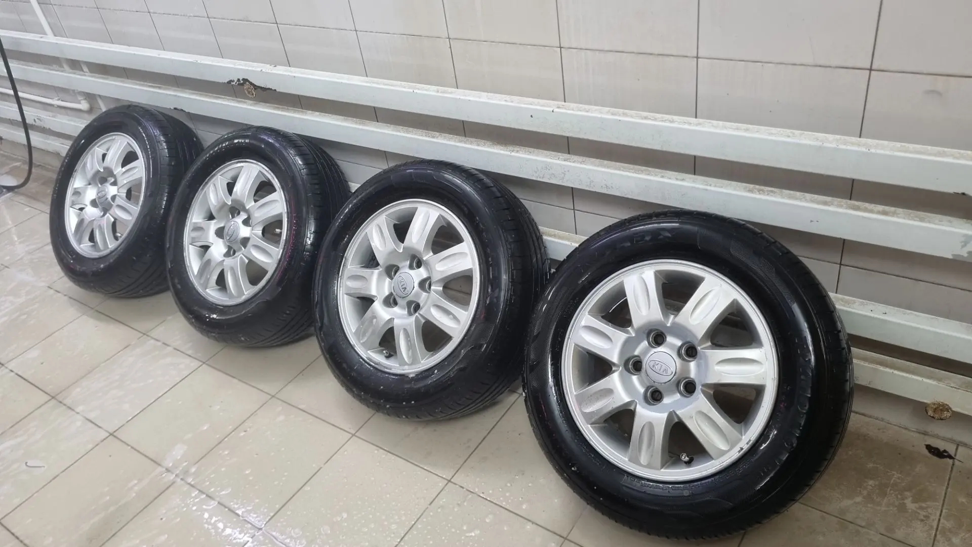 Продаю резину с дисками r15. Резина 195/65 на 5, 25 года, брал в мае, проехал меньше 5 ...