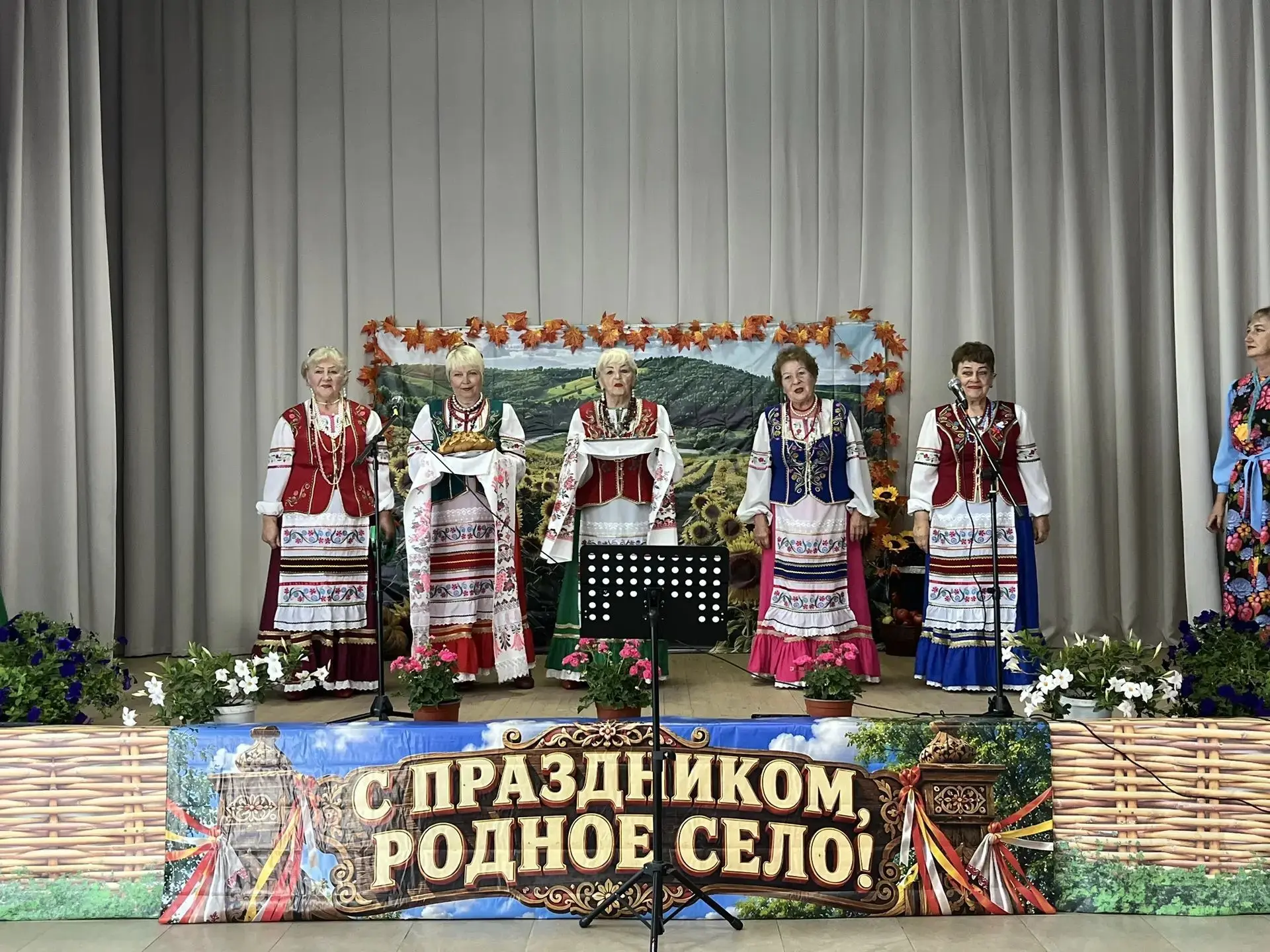К 105-летию хутора Красная Батарея в клубе прошел праздничный концерт. На сцене выступи...