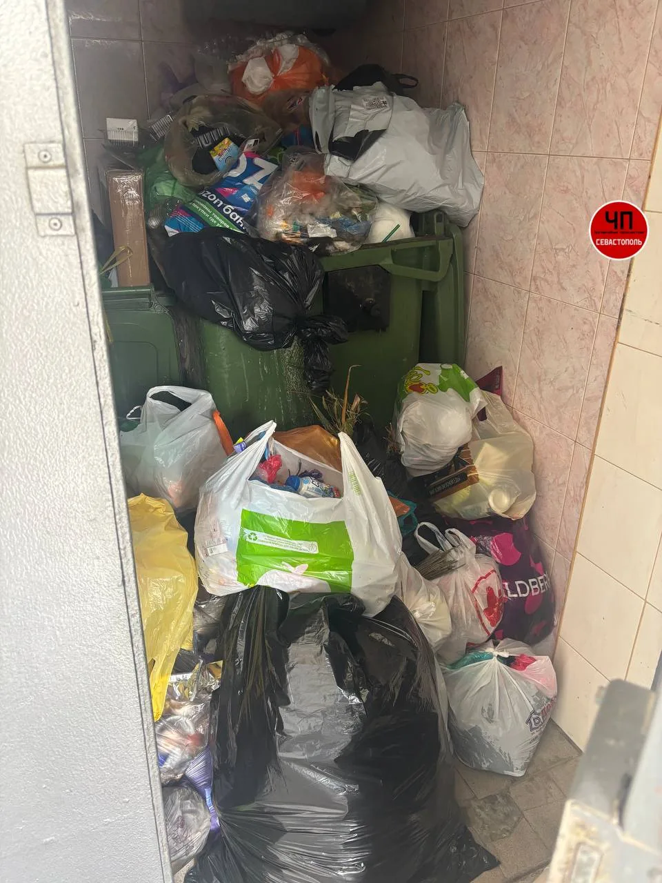 #нампишут 🚮Второй день жители Севастополя буквально утопают в мусоре — его просто не в...