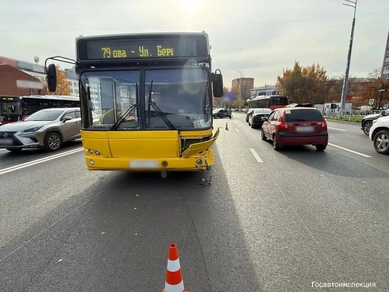 В Ижевске автобус выехал на встречку и врезался в Daewoo
