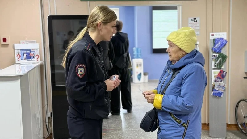 Благовещенские полицейские провели ликбез по кибербезопасности для посетителей и персон...
