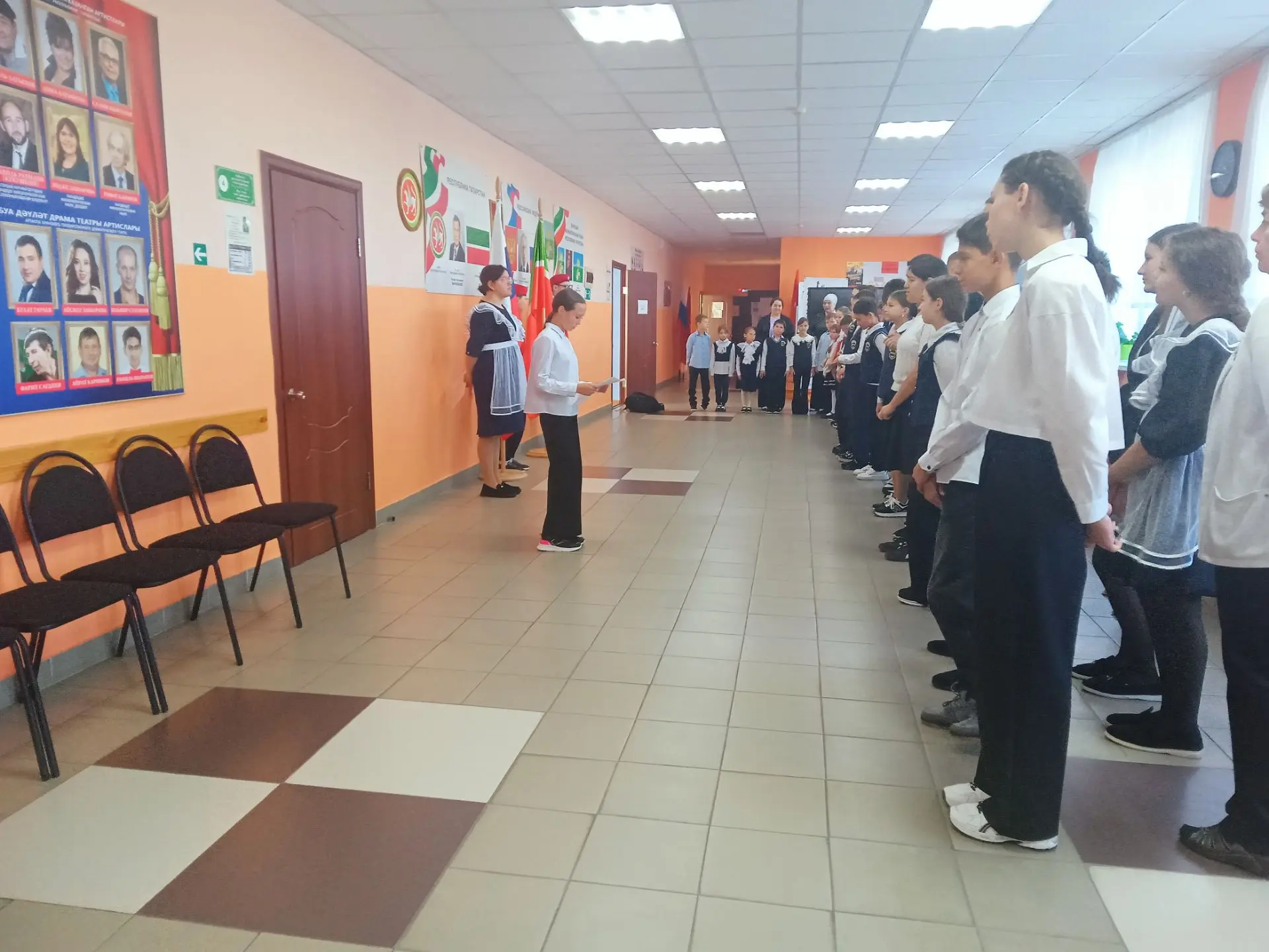 Традиционно неделя начинается с общешкольной линейки: равнение на флаги, исполнение гим...