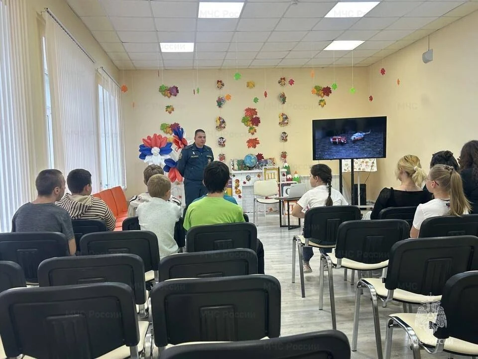 👩‍🚒 Сотрудники МЧС России провели открытый урок в Социально-реабилитационном центре д...