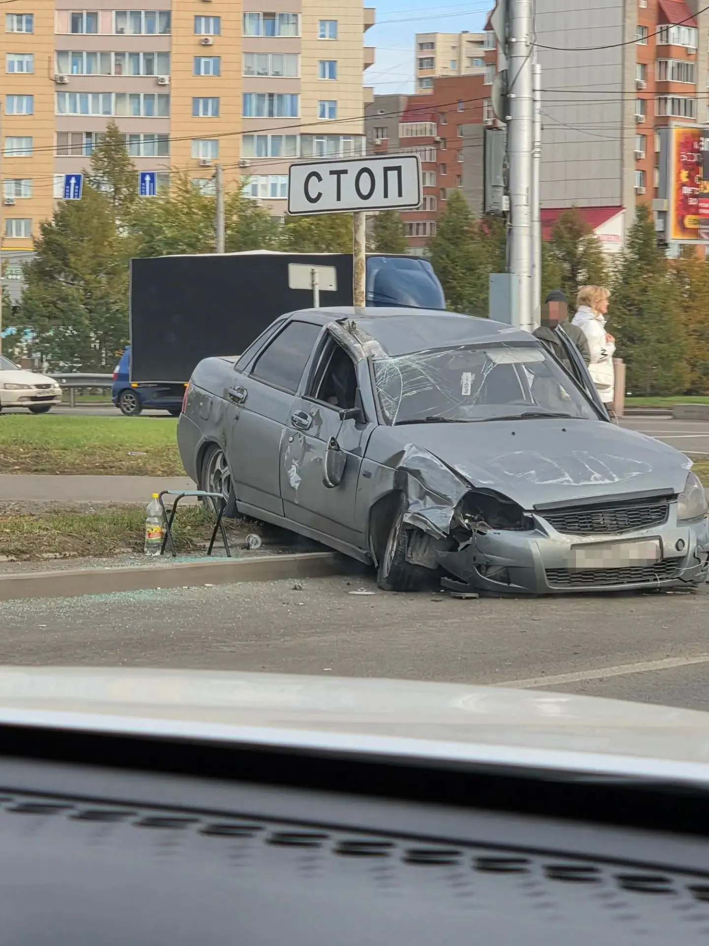 Автомобиль перевернулся в результате ДТП на улице Авиаторов