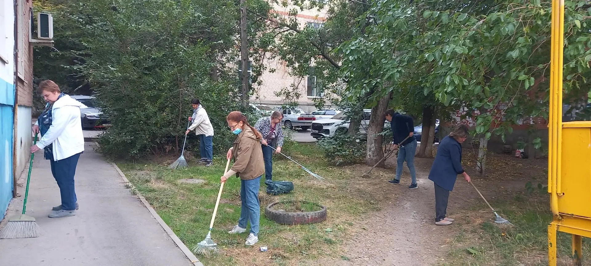 Сотрудники Центра обслуживания населения Октябрьского района и сторонники Партии в рамк...