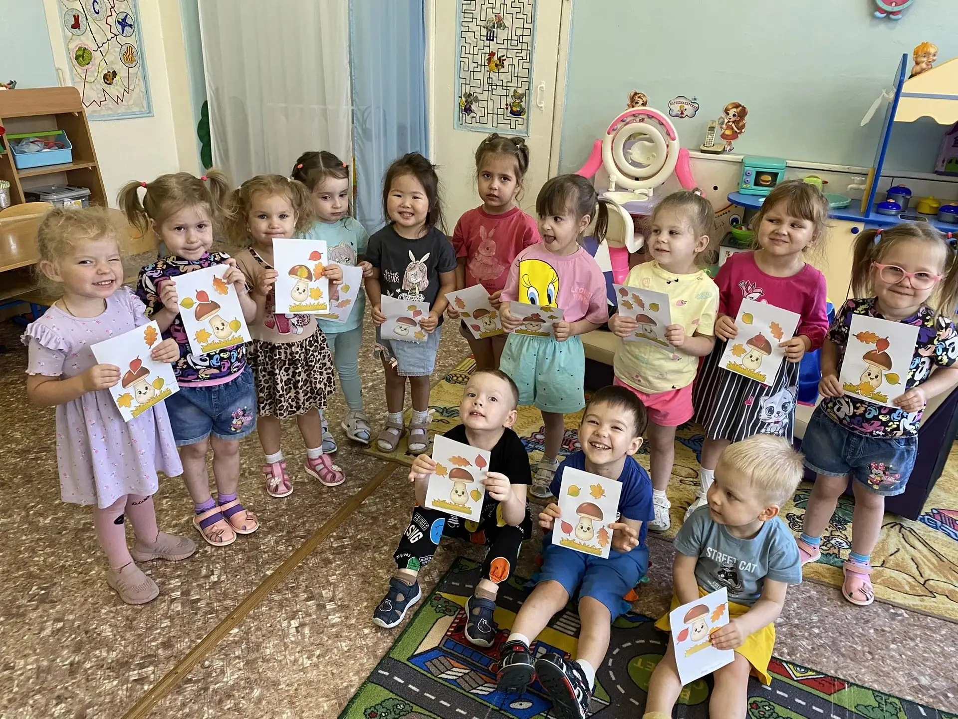 В группе «Теремок», 2-я младшая группа, аппликация «Грибочки для белочки».
