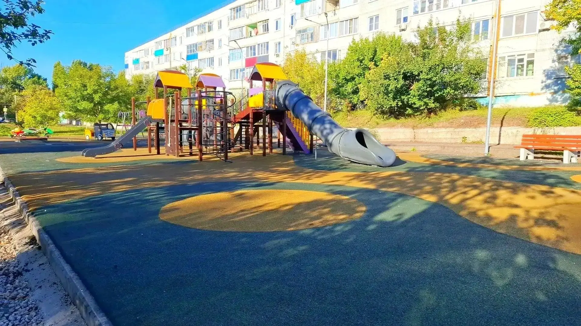 В Вольске по нацпроекту обустроили две детские площадки и пешеходную зону