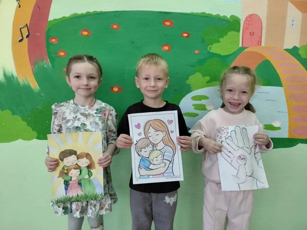 Выставка рисунков «Мамины ладошки, папины объятия».