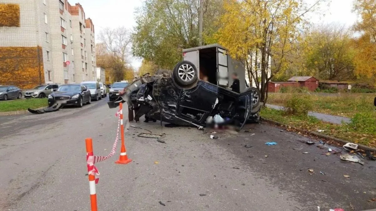 Во Владимире на улице Полины Осипенко произошло жесткое ДТП: троих человек госпитализир...