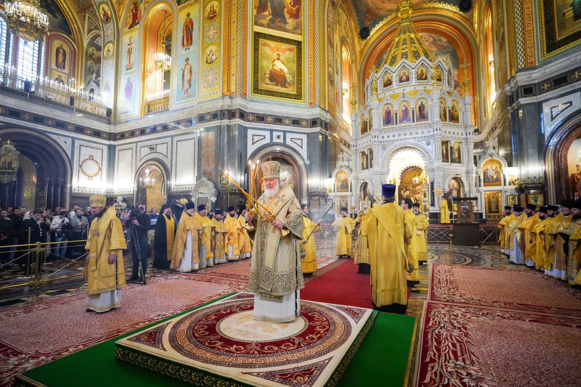 Предстоятель Русской Церкви совершил в Храме Христа Спасителя Литургию с переводом на р...