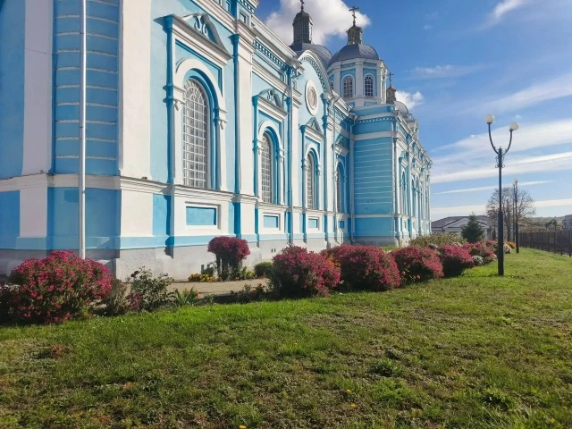 Рекомендую прогуляться по двору храма, там бабье лето цветёт шикарно!