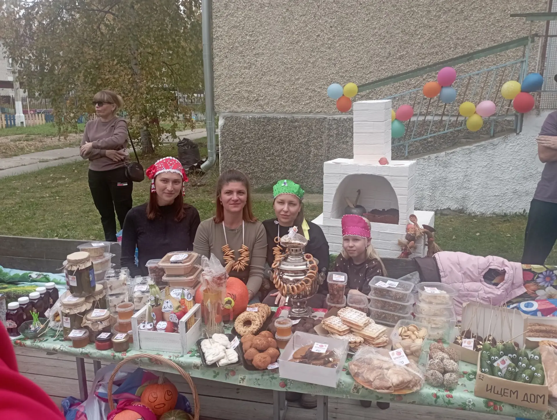 В детском саду прошла Осенняя ярмарка, которая превратилась в шумный и весёлый базар. Р...