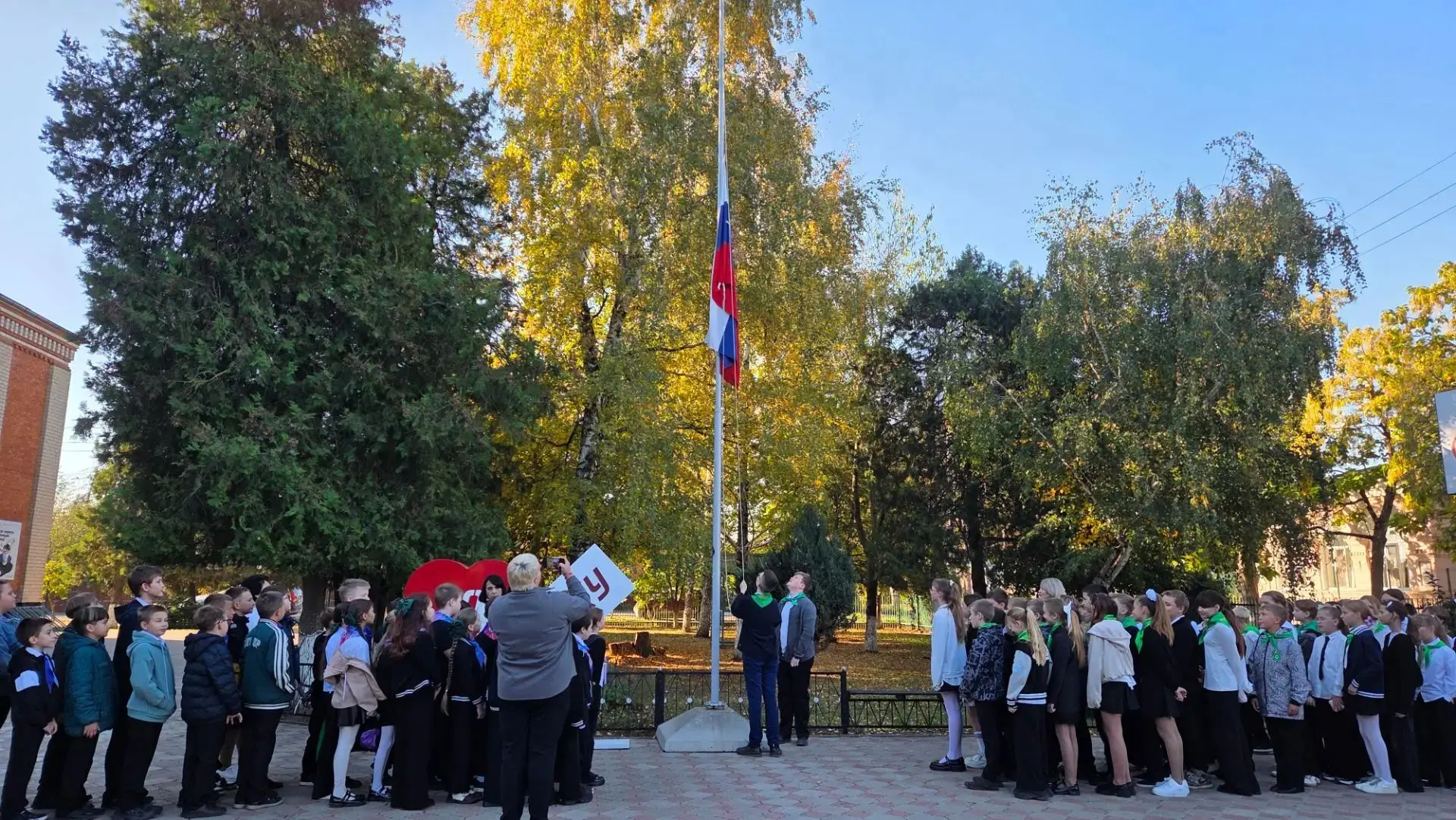 #ТрадицииШколы Традиционная линейка сегодня, 12 октября, прошла в присутствии гостя - м...