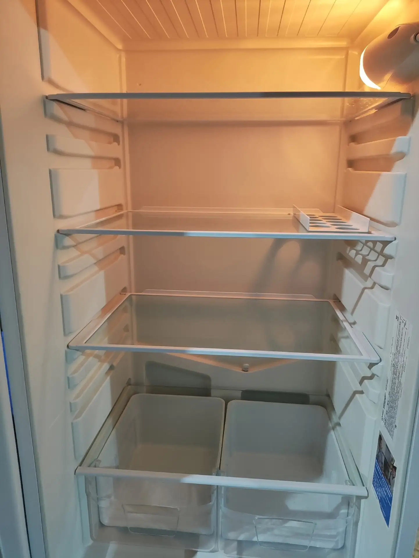 Продам холодильник indesit в хорошем состоянии. Высота 185. Цена 15000. Торг.